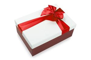 Boîte cadeau blanche avec ruban rouge isolé sur fond blanc photo