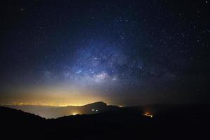 galaxie de la voie lactée avec ville lumineuse à doi inthanon chiang mai, thaïlande.longue exposition photographie.avec grain photo