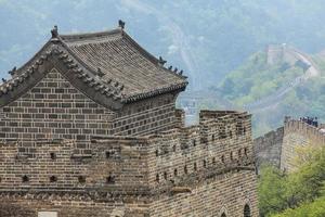 la tour de guet de la grande muraille avec toit de tuiles traditionnelles photo