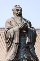 statue en bronze de confucius dans une pose traditionnelle photo