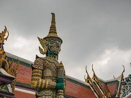 protecteur géant de la porte du temple wat phrakaew de la ville de bangkok en thaïlande, le temple wat phrakeaw est le temple principal de bangkok, capitale de la thaïlande photo