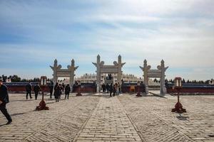 pékin chine - 28 février 2017 chinois inconnus ou touristes marchant dans la porte du temple du ciel ou tiantan en nom chinois dans la ville de pékin, voyage en chine photo