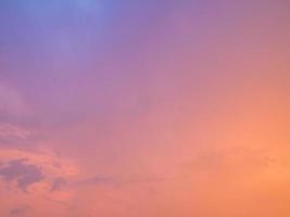 beau coucher de soleil pastel idyllique sky.cloudscape concept photo