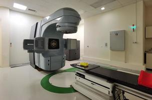 accélérateur linéaire médical avancé dans le traitement du cancer oncologique dans un hôpital moderne. photo