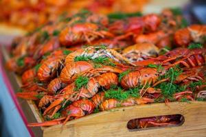 écrevisses rouges bouillies ou écrevisses aux herbes. écrevisses bouillant dans la marmite sur le feu photo