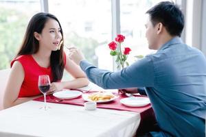 un homme et une femme heureux déjeunent dans un restaurant photo