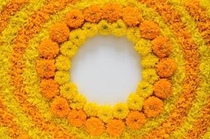fleurs et pétales de souci décoratifs de couleur jaune et orange rangoli pour le festival de diwali avec fond d'espace blanc. photo
