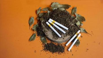 vue sur le tas de tabac et la consommation de cigarettes photo