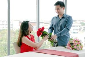 femme surprise avec un bouquet de roses photo