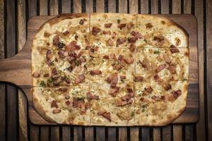 flammkuchen tarte flambée pizza rectangulaire au bacon et au poulet photo