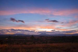 paysage matin lever du soleil au parc national de thung salang luang phetchabun, tung slang luang est une savane herbeuse en thaïlande photo