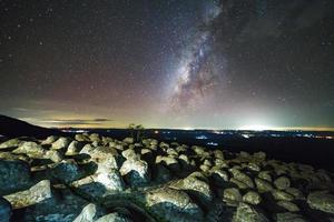 galaxie de la voie lactée avec le sol en pierre du bouton est le nom du point de vue de lan hin pum au parc national de phu hin rong kla à phitsanulok, thaïlande