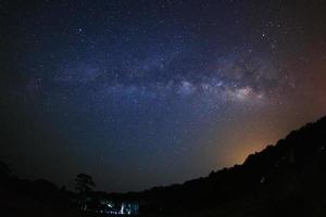 voie lactée et silhouette d'arbre avec nuage au parc national de phu hin rong kla, phitsanulok thaïlande photo