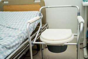 toilettes à chasse d'eau et chaise de douche dans la salle de bain pour personnes âgées. photo