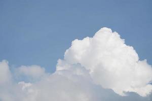 clairement beau ciel bleu avec un nuage unique. photo