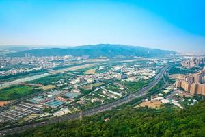 vue d'ensemble de la ville et de la montagne du paysage urbain, prise de vue depuis le sommet du mont à taipei, taiwan. photo