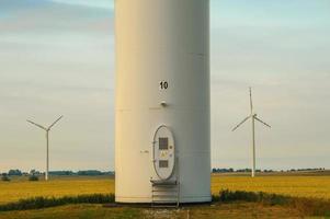 moulin à vent, groupe de moulins à vent alignés pour une alternative de production d'énergie électrique photo