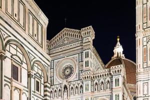 Italie, Florence de nuit. l'architecture illuminée de l'extérieur de la cathédrale. photo