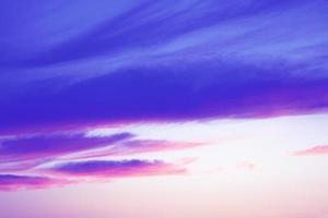 arrière-plan flou. ciel bleu et nuages blancs moelleux. photo