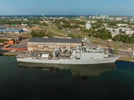 navires de combat des pays de l'otan dans le port de riga photo