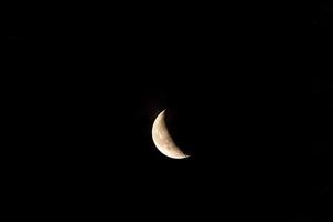 beau quart de lune orange dans le ciel nocturne photo
