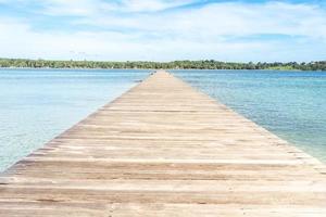 le plancher de bois se prolonge dans la mer. espace de présentation produit ou objet photo