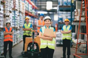 groupe d'ouvriers d'usine ou d'ingénieurs hommes et femmes debout avec confiance et succès. personnes travaillant sur le lieu de travail d'une usine industrielle d'entrepôt. jeune adulte en carrière d'industrie d'entrepôt. photo