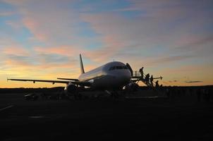 la scène de l'avion et les passagers sortent tôt le matin photo