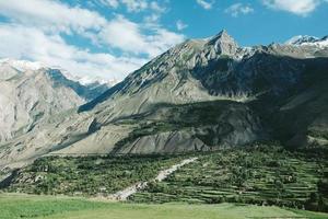 paysage de montagne avec des champs humains photo