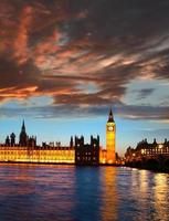 Big Ben célèbre dans la soirée avec pont, Londres, Angleterre photo