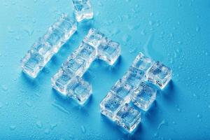 le mot glace est un motif de glaçons sur fond bleu photo