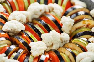 plat de ratatouille de légumes frais dans une poêle à frire sur fond sombre. photo