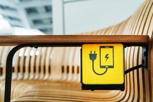 prises pour charger les smartphones et les gadgets dans le terminal terminal. photo