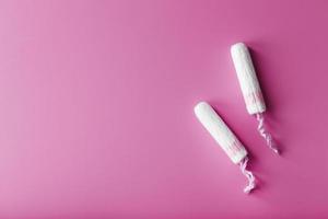 tampons gynécologiques sur fond rose espace libre photo