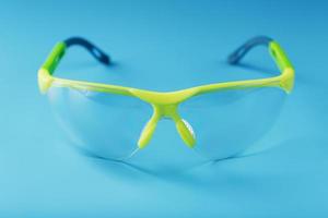 lunettes de sécurité en polycarbonate transparent sur fond bleu. photo