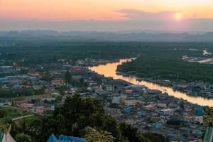 beau coucher de soleil au point de vue de la montagne mutsea, sud de la thaïlande. photo