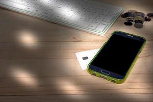 téléphone intelligent et carte de crédit sur table en bois photo