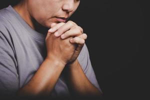 christianisme femme catholique main prier et adorer dans l'église, les mains jointes dans le concept de prière pour la foi, la spiritualité et la religion, les mains levées dans le contexte du culte. photo