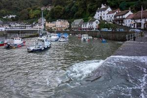 Lynmouth, Devon, Royaume-Uni. Vue sur le port de Lynmouth, Devon le 20 octobre 2013. Une personne non identifiée photo