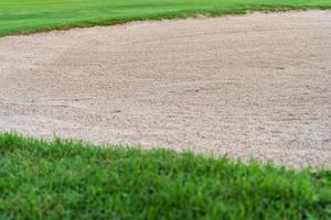 Le fond de beauté du bunker de bac à sable est utilisé comme obstacle pour les tournois de golf pour la difficulté. et décorer le terrain pour l'herbe beauty.green avec une texture de sable. photo