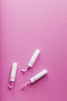 tampons gynécologiques sur fond rose espace libre photo