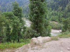 cachemire, pakistan, août 2022 - le cachemire est la plus belle région du monde, célèbre pour ses vallées verdoyantes, ses beaux arbres, ses hautes montagnes et ses sources jaillissantes. photo