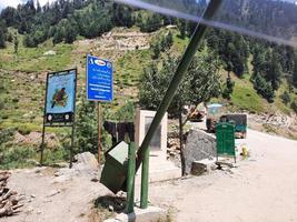 cachemire, pakistan, août 2022 - le cachemire est la plus belle région du monde, célèbre pour ses vallées verdoyantes, ses beaux arbres, ses hautes montagnes et ses sources jaillissantes. photo