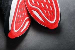 gros plan de la semelle d'une chaussure de sport pour courir en rouge photo