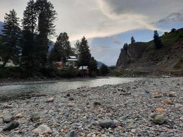 cachemire, pakistan, août 2022 - le cachemire est la plus belle région du monde, célèbre pour ses vallées verdoyantes, ses beaux arbres, ses hautes montagnes et ses sources jaillissantes. photo