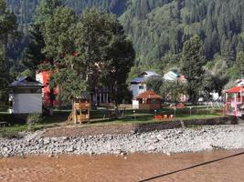 cachemire, pakistan, août 2022 - le cachemire est la plus belle région du monde, célèbre pour ses vallées verdoyantes, ses beaux arbres, ses hautes montagnes et ses sources jaillissantes. photo