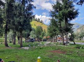 cachemire, pakistan, août 2022 - le cachemire est la plus belle région du monde, célèbre pour ses vallées verdoyantes, ses beaux arbres, ses hautes montagnes et ses sources jaillissantes. photo