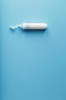 tampon hygiénique sur fond bleu avec un espace libre photo