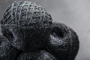 enchevêtrements de fils gris en gros plan de laine naturelle photo