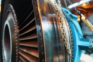 turbine à gaz démontée pour produire de l'électricité pour des éléments structuraux photo